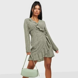 Klänning - Jättefin klänning från ONLY🤍 Helt ny med Prislapp kvar!