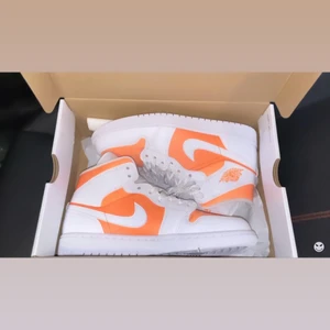 Nike Air Jordan 1 Mid Bright Citrus (W) - Nike Air Jordan 1 Mid Bright Citrus (W)                              Size : 36 Cond : 10/10 100% New Box Fresh  Brand New With Tags  Pris : 2000kr + Frakt Förhandlingsbart pris 