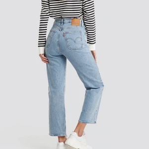 Levis Jeans - Modell ribcage straight. Använda fåtal gånger. Säljer pågrund av för korta för mig. Jag är 170cm, passar någon som är kortare! Kom med bud! 