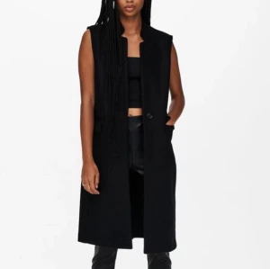 Long waistcoat från Only - Plagget är aldrig använt och har fortfarande prislappen på. Den är i storlek 38 och köpt för 560kr. Jag är 1.68 och till mig når den strax ovanför knäna. (Lånad bild från Only’s hemsida)