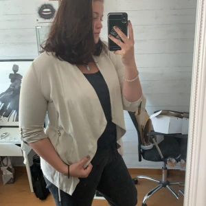 En beige kofta från Zara  - En beige kofta med lite guld detaljer från Zara i storlek XL använd en gång super fin o ha till svarta jeans o ett spets linne eller vad som helst hoppas du som köper den blir nöjd❤️