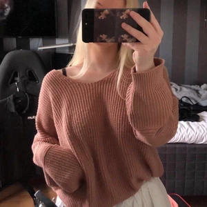 Stickad tröja - Säljer denna perfekta stickade tröjan från chiquelle som är perfekt nu till hösten, andvänd men i fint skick, inga fläckar eller liknande, har en detalj i ryggen, se på bild 3🐻