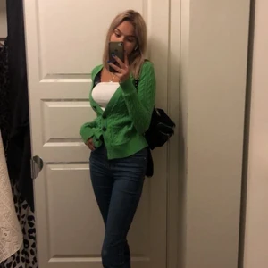 STICKAD KOFTA - En jättesnygg stickad kofta från Abercrombie & Fitch, använt några gånger. Storlek XS men passar även S