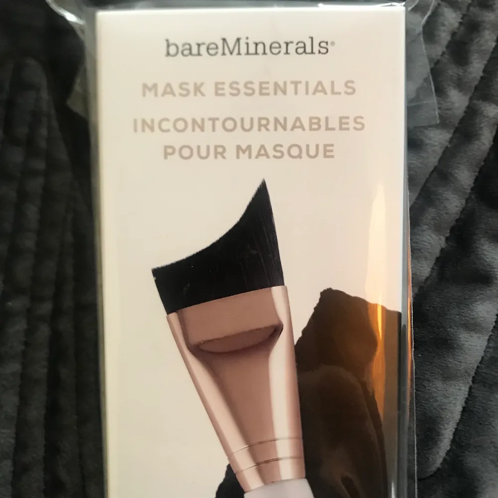 Helt ny! Innehåller Mask smoothing brush och Mask removing cloth. Perfekt att använda när du applicerar samt tar bort din ansiktsmask. Produkten har utgått och finns inte längre att köpa.. Övrigt.