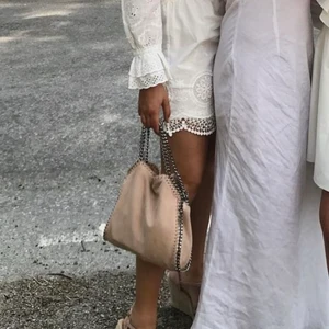 Stella macartny  - Säljer nu min Sella väska, väskan är köpt i butik ABCD nypris 7000kr. Jag har inget kvitto eller någon dust bag kvar tyvärr, de har slarvats bort i flytt tyvärr! Men man ser på alla detaljer och material att den är äkta. Bilderna med väskan i handen e lånade och kan självklart skicka fler bilder 💗