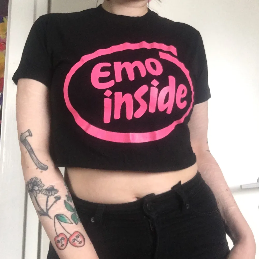 Avklippt tajt tröja med chockrosa texten ”Emo Inside”. Köpt på Shock. Den är avklippt och inte fållad. T-shirts.