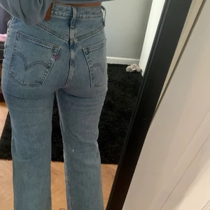 Levis jeans  - Fina Levis jeans, i nyskick! Säljer pågrund av att de nu är för små