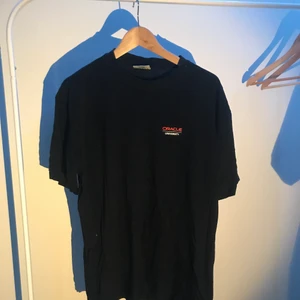 Oversized T-Shirt - En svart t-shirt i en oversized storlek till small/medium. Tryck vid vänster bröst och större på ryggen.