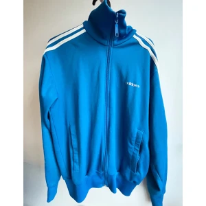 Adidas jacka - Bra skick, passa M/L. Något avskavt märke på bröstet. 