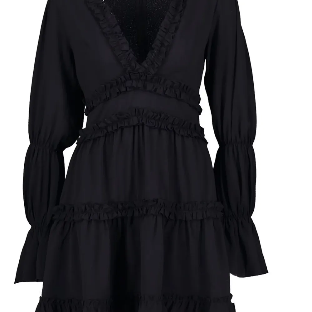 En helt oanvänd svart fin klänning med volanger från bohoo, säljer pga att den va nån storlek för stor på mig och hann ej skicka tillbaka, 150kr + frakt. Klänningar.