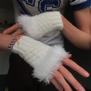 Torgvantar - Ett till par gulliga fluffiga torgvantar nu i stickad variant. Fett sköna blir nice nu när d blir lite kyligare. Bra skick också köpta i Paris.