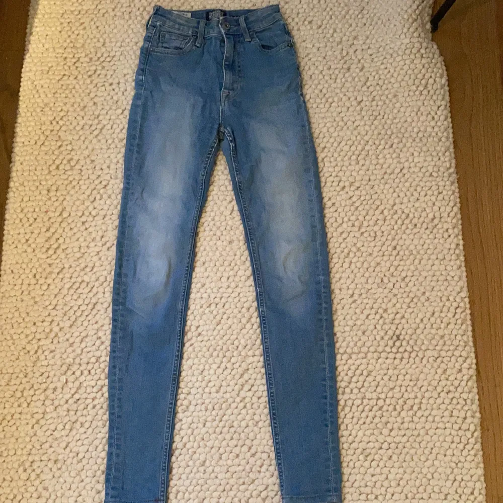 Jag säljer ett par jeans som jag använt mycket det senaste året tills dom blev för små🌸säljer för 70kr+frakt. Jeans & Byxor.