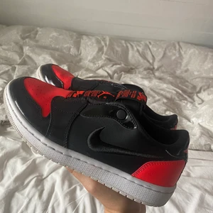 Jordan 1 retro low slip - jättebra skick då jag knappt använt dom! köpta på footlocker förra sommaren, men har inte kvar kvitto eller kartongen tyvärr. strl 40 men passar 39 också skulle jag säga! köparen står för frakt ❤️