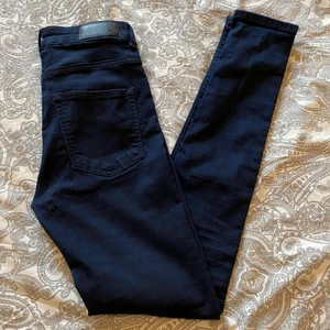 Stretchjeans mörkblå S - Stretchiga jeans med högre midja i djupt mörkblå färg. Otroligt sköna men knappt använda då de är fel storlek för mig. 🐳 