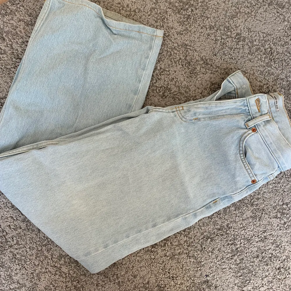 Säljer mina trendiga jankyard jeans då de inte kommer till användning.💕 köptes för 499:- men jag säljer de för 250! (Pris kan diskuteras) Köparen står för frakt! ⭐️. Jeans & Byxor.