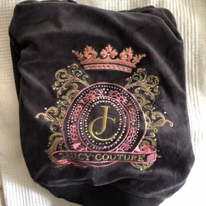 Juicy couture  - En jättefin brun/grå juicy hoodie med dragkedja i strlk xs/s!! Verkligen såååå fin men har ej kommit till användning ❣️❣️