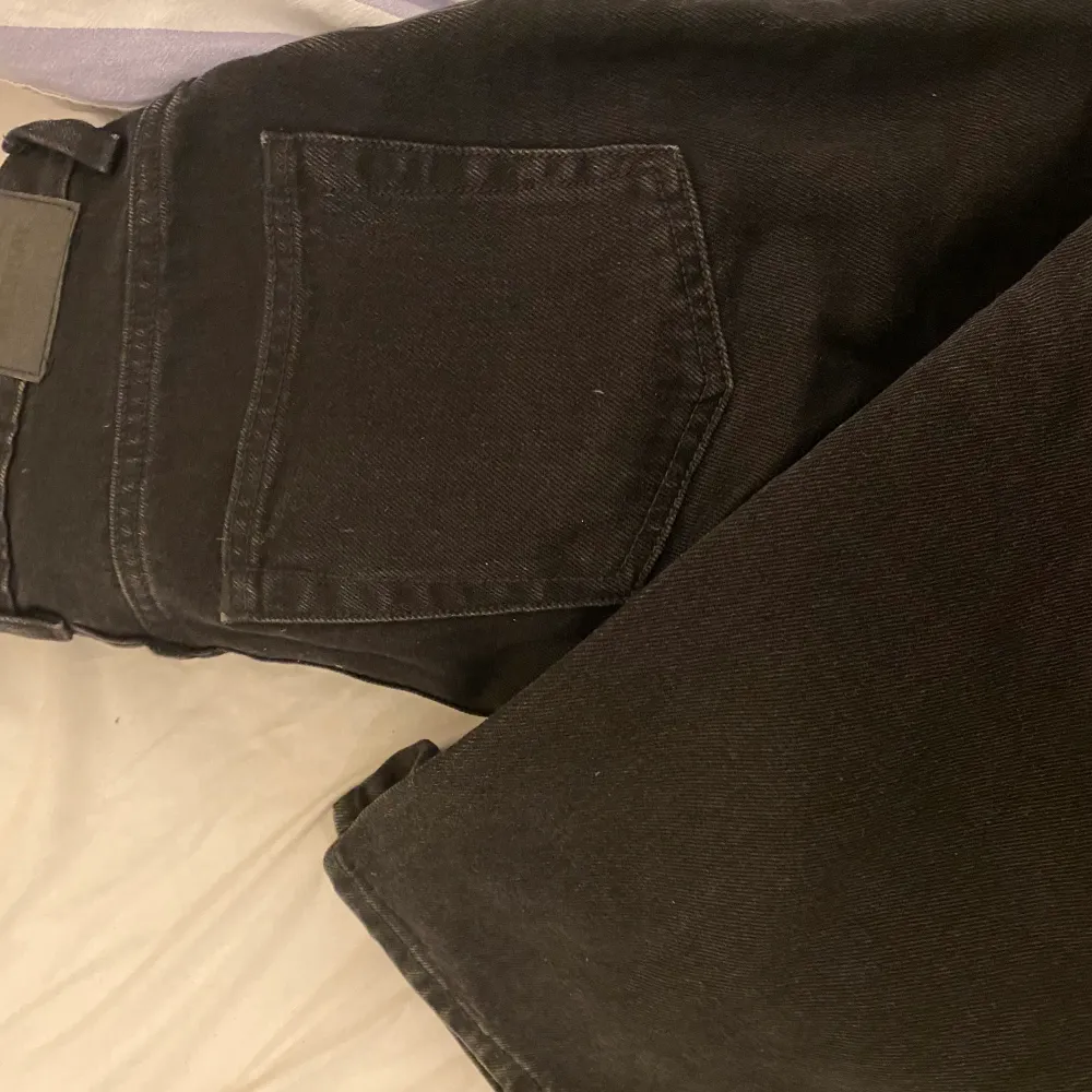 Svarta raka jeans från weekday som jag köpt på plick! Helt basic, svinsnygga men tyvärr inte riktigt min stil. Är ca 160 😊 Har själv aldrig använt de och de är i myclet bra skick ✨ (ordpris är 500kr). Jeans & Byxor.