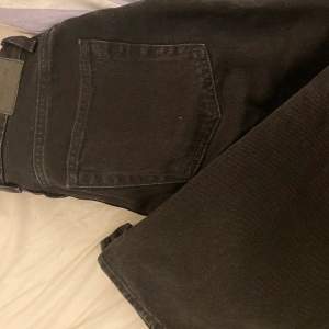 Svarta raka jeans från weekday som jag köpt på plick! Helt basic, svinsnygga men tyvärr inte riktigt min stil. Är ca 160 😊 Har själv aldrig använt de och de är i myclet bra skick ✨ (ordpris är 500kr)