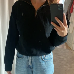 Ralph lauren tröja med zip i storlek S - Stickad tröja med zipkrage, använd två gånger och enbart tvättad inför försäljning. Frakt priset kan variera:) Vid flera indtresserad får man lägga bud