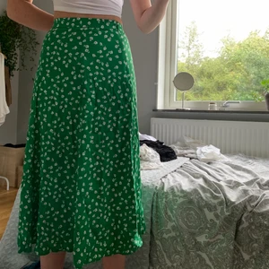 Grön kjol  - Med små vita blommor på