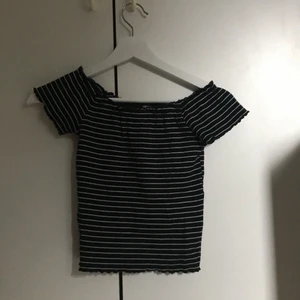 Randig svart pdf-shoulder topp - Topp från Gina tricot , använd endast fåtal gånger, fint skick. Pris kan diskuteras vid snabb affär:) 