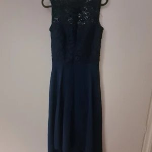 Mörkblå festklänning  - Fin Mörkblå långklänning. Använd 1 gång. 
