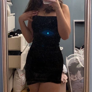 Sammetsklänning  - Tajt och fin sammetsklänning ifrån gina den va längre så klippte den men de ser ut som att den ska va kort🥰💗