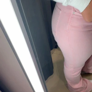 rosa jeans  - snygga rosa jeans med slits, långa och går över skorna . helt ny aldrig användt, ganska töjbara så dem passar olika kropps typer!