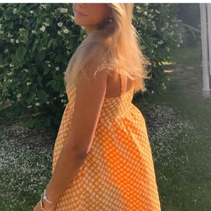 Orange klänning  - Jättefin orange blommig klänning i strl 36 med reglerbara band. Den är från hm och prislappen finns kvar🌼 OBS! Bilden är lånad så skriv privat för fler bilder🧡