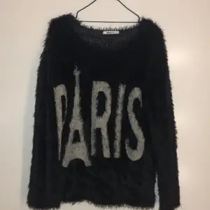 Svart fluffig tröja från GinaTricot. Storlek S. Tryck: PARIS. 