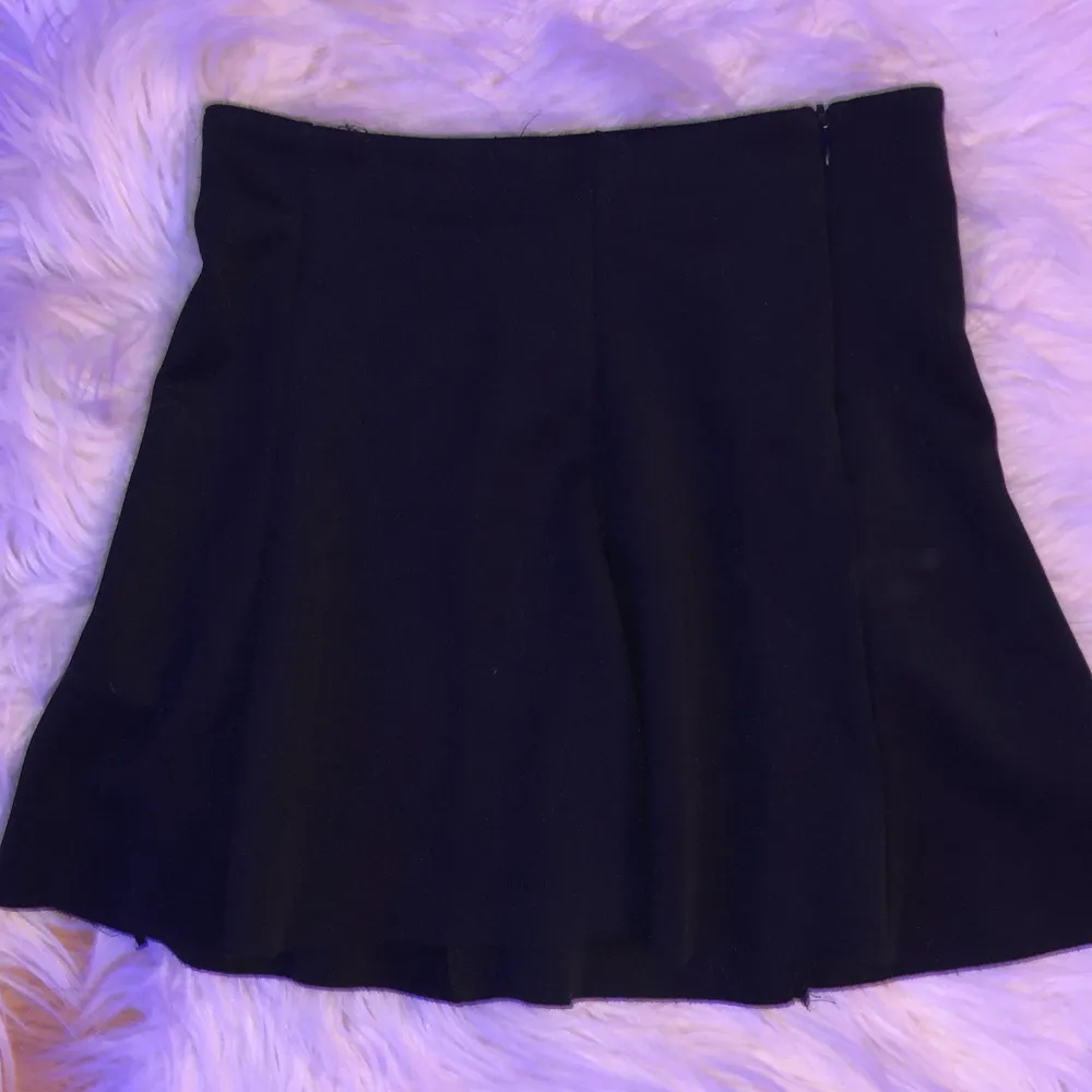 en kort svart ribbad kjol som passar till tex tröjan jag också säljer. ett tunt textil och luftigt luftigt ☺️🖤. Kjolar.