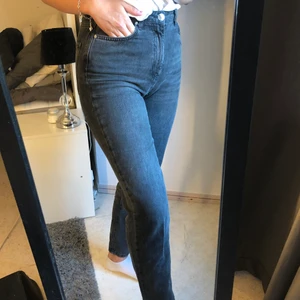 Grå Momjeans  - Grå Momjeans från Gina Tricot. Använda endast några gånger. Strl M. Bra skick. Köparen står för frakten ☺️