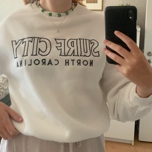 collagetröja strl S - säljer denna vita collagetröja från shein strl S, är i fint skick då den knappt är använd!🤍 köparen står för frakten