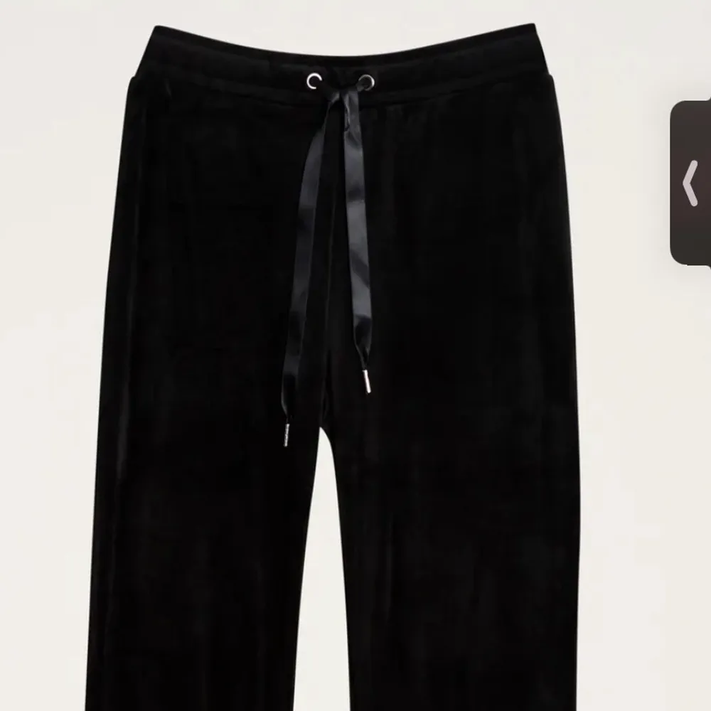 Svarta velour mjukisbyxor från Gina Tricot i storlek s. Använd fåtal gånger så fortfarande lika mjuka & inga defekter. Köpt för 229kr. Skriv för mer information eller bilder ☺️. Jeans & Byxor.