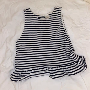 Randig tröja - Säljer mitt randiga linne med volanger längst ned. Storlek Xs. Ej använd. 40kr ( köparen står för frakt) 💘🥰