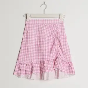 Jättefin rosa rutig kjol, i nyskick och knappt använd