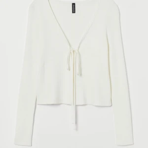 Vit Hm kofta  - Vit kofta med knyte. Säljer pga aldrig använd. Strl M men passar S