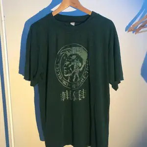 En grön vintage t-shirt från Diesel oversized för storlek small/medium. Trycket är på framsidan och färgen syns bäst på första bilden.