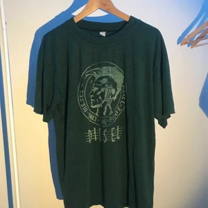 Oversized Diesel T-Shirt - En grön vintage t-shirt från Diesel oversized för storlek small/medium. Trycket är på framsidan och färgen syns bäst på första bilden.