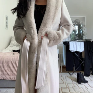 River Island kappa  - Kappa från River Island, beige. Aldrig använd. Prislapp kvar. Väldigt mjuk på insidan. 