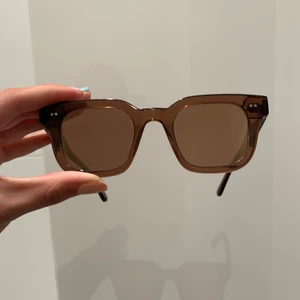 Chimi eyewear  - Ett par solglasögon från chimi eyewear i färgen Coco strl 004 med spegelglas, knappt använda!