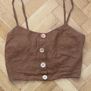 Brun crop top S - En härlig top från en liten butik i Spanien som sitterperfekt runt kroppen utan att den sitter varken för löst eller tight 