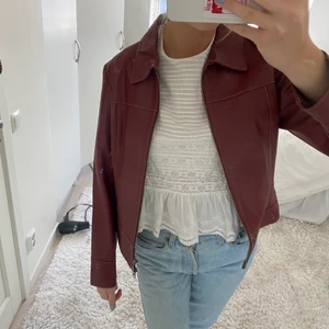 Röd skinnjacka - Skitfin röd skinnjacka i 100% läder🥰 helt oanvänd