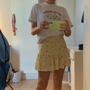 Kjol - Fin gul kjol! Använd runt 2 gånger.💛