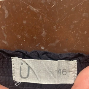 Svarta shorts  -  Svarta shorts i linnetyg, bra skick. Storlek 146 använda 1-2 gånger (går efter högsta bud)