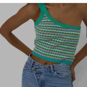 One shoulder stickad topp - Randig stickad topp från stradivarius, lagt upp innan men ångrade mig - toppen har dock inte kommit till använding så säljer igen. Passar till olika jeans och kjolar!