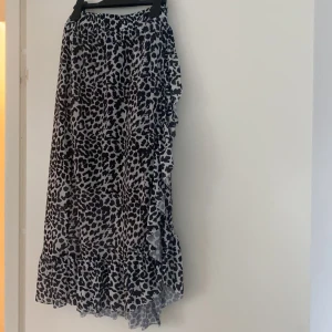 ICHI - Jättefin kjol från ICHI som knappt är använd, jätteskönt material