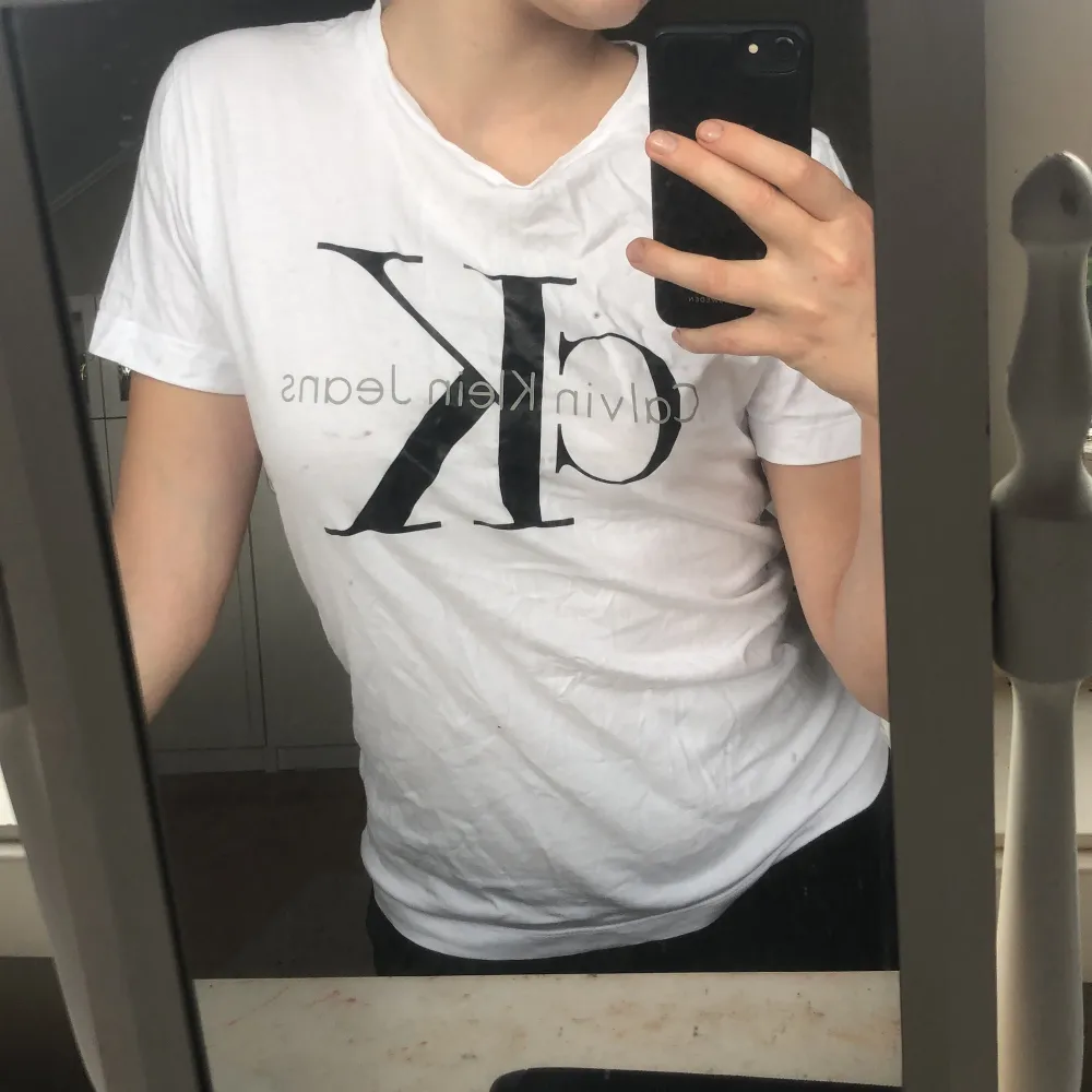 klassisk vit t-shirt från calvin klein, perfekt staple piece inför skolstarten! säljs då den tyvärr är lite liten för min smak. köpt på plick men endast använd +-5 gånger av mig. . T-shirts.