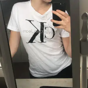 klassisk vit t-shirt från calvin klein, perfekt staple piece inför skolstarten! säljs då den tyvärr är lite liten för min smak. köpt på plick men endast använd +-5 gånger av mig. 