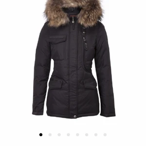 Hollies livingo jacka - Säljer nu min fina hollies jacka använd en vinter pga tröttnat på den. Men den är i väldigt bra skick och mycket fräsch. Kemtvättad i mars som var senaste gången jag använde jackan! Pris kan diskuteras vid snabb affär 😊